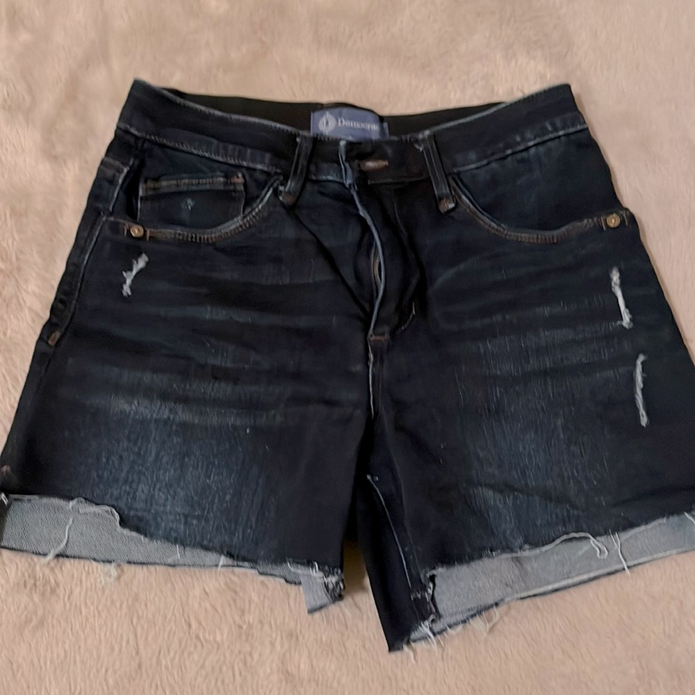 Cut off dark denim stretch short